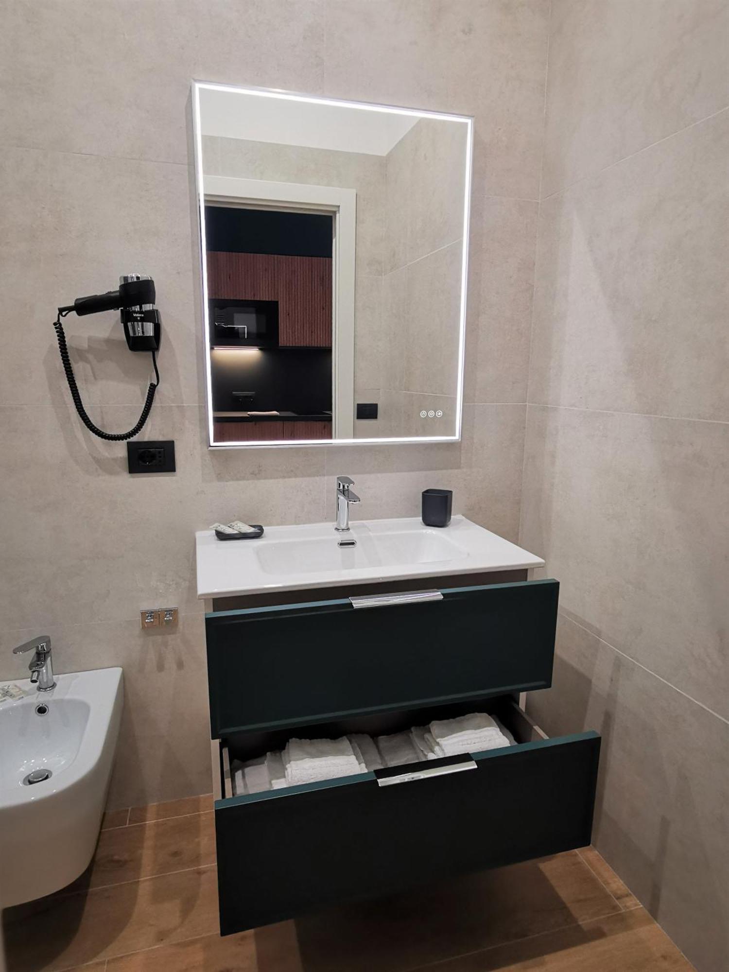 Cattaro 65 - Flexible Check-In Apartments Bari Luaran gambar